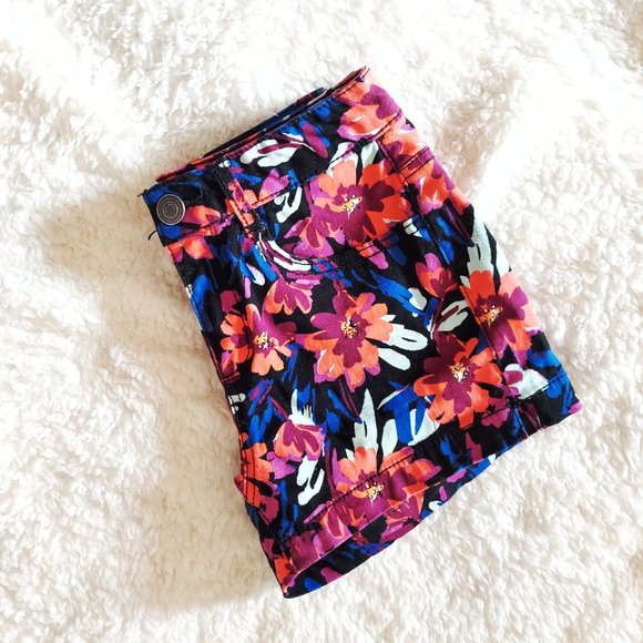 SO High Waisted Floral Shorts - Picture 3 of 5